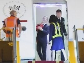 仏マクロン大統領が顔を手で押される一幕　押したのは妻のブリジットさん　「妻と冗談を言っていただけだ」と夫婦喧嘩を否定