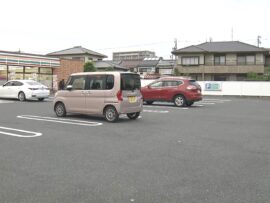 かがんで草むしり中…コンビニの駐車場で店のオーナーが車の下敷きとなり意識不明の重体 運転手「気が付かず」