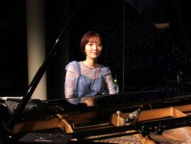 自慢〝美ライン〟見せつけ、27歳ピアニストのバックショットが大反響「限界突破や〜」「秘密の場所に案内されてるみたいでいいな」