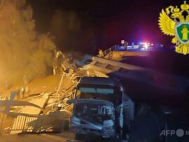 ロシアで橋崩落、少なくとも7人死亡 「違法な干渉の結果」と非難