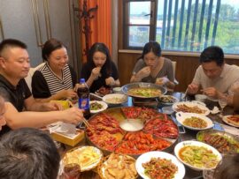 中国の人気グルメ、ザリガニが突然値崩れ　「夏の定番」に何が?