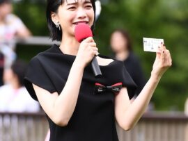 【日本ダービー】「神々しさ半端なかった」ダービープレゼンターで人気女優登場　黒ワンショルドレスで魅了「マジで顔小さすぎるしかわいい」「めちゃくちゃ綺麗」