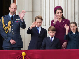 英国王室のルイ王子、兄・ジョージ王子の真似をしてからかう様子が可愛いと話題に