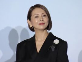 小泉今日子、同僚スタッフ大集合の仲良しオフショットに「素敵な職場」の声＜続・続・最後から二番目の恋＞
