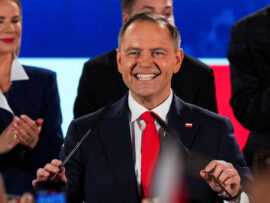 ポーランド大統領選で反EU派が勝利　首相との「ねじれ」継続か