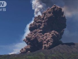 巨大な噴煙!火砕流発生で登山客は大急ぎで避難　イタリアの世界遺産「エトナ山」噴火