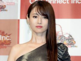 深田恭子、デコルテ露わの肩出しワンピに寄せられた「心配になる…」痩せすぎ姿