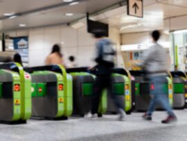 定期券で「始発駅戻り」はNG？ 不正乗車のペナルティを解説