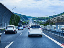 高速道路の渋滞を劇的に変える！「渋滞吸収運転」のメカニズムと実践ガイド
