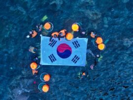 光復80周年を祝う韓国海女、竹島（独島）沖で主権保護の意志を表明