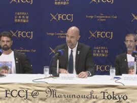 イスラエル国会議長が人質家族とともに会見　人質の早期解放を求める