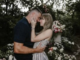 テイラー・スウィフトとトラビス・ケルシーが婚約、父親がプロポーズ詳細を明かす