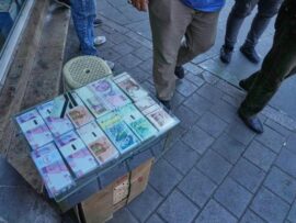 イラン通貨が記録的下落　「戦争」「制裁復活」…国民の不安映す