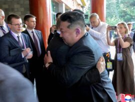 訪中の金正恩氏、スイス製高級腕時計　妹与正氏はディオールのバッグ
