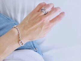 長く愛せる「名品ジュエリー」の選び方：エルメス＆ヴァンクリで日常を格上げする大人のスタイル