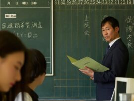 日本の教職員は「木星」で働く？進路指導期における業務負担と自前主義の見直し