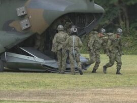 【速報】阪神淡路大震災30年　陸上自衛隊が大規模地震想定した防災訓練で中学校の敷地にヘリ離着陸　抗議する市民「あまりに非常識。子どもたちの前で」