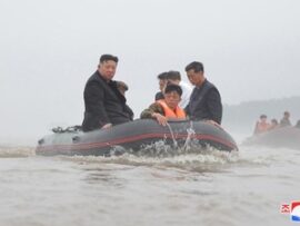 【悲報】北朝鮮当局、洪水の避難時に金日成氏・金正日氏の肖像画や朝鮮労働党の党員証を持ち出せなかった住民を処分