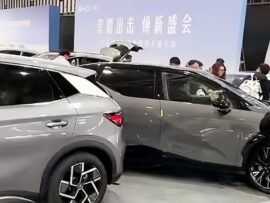 【速報】中国・南京のモーターショーで展示のEV車が突然発進、複数人をはねる