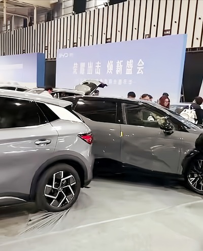 【速報】中国・南京のモーターショーで展示のEV車が突然発進、複数人をはねる