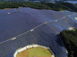 山を覆う大量の太陽光パネル　あれパネルの寿命が来たらどうなるの？