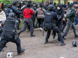 【内戦】米警察「カリフォ大学にライオット手榴弾投入」2000人拘束もまだ拡大中！お祭りは最高潮の盛り上がりに