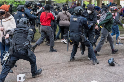 【内戦】米警察「カリフォ大学にライオット手榴弾投入」2000人拘束もまだ拡大中！お祭りは最高潮の盛り上がりに