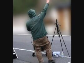 【画像】フジテレビの日枝相談役の大豪邸の前で大音量鳴らしてスピーカーで嫌がらせ開始「日枝、会見行こうぜー！！！」