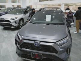 【速報】トヨタ自動車、米国市場を牛耳る「待ってEVって値段手頃で燃費良くない！？」米国でテスラEV販売失速