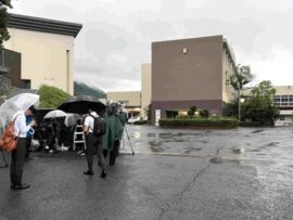 【悲報】鈴木宗男「ルールを守らずカップラーメン食べた生徒も見逃すな、なぜなら民主主義だからだ