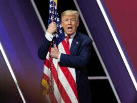 【朗報】トランプ大統領、米国旗を焼いたら訴追求める大統領令署名　表現の自由認めた89年最高裁判決に挑む