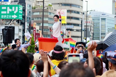 【LGBT団体の街宣活動で歓声】蓮舫氏「東京からレインボーの道を切り開くわよ！！」昔踊っていた曲を流され酔いしれるｗｗｗ