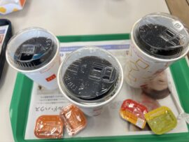 マクドナルドさんプラスチック廃止のためストローを廃止してプラスチック蓋をデカくする