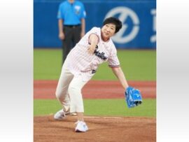 【悲報】小池百合子都知事、6日始球式で膝を剥離骨折「全治2ヶ月の重傷」テレワークへ