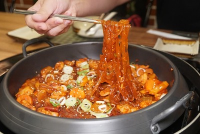 韓国の専門家「箸韓国固有の食文化、使い方は韓国では自由。綺麗に使うとかは日本文化が勝手に、歴史を見てもそういうのないですから」