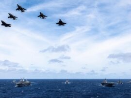 【日、豪、伊、独、仏】海自の巨艦「いずも」が先頭！ 圧巻すぎる「多国籍の大艦隊」画像が公開 イタリア空母も参加