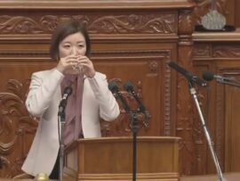 【画像あり】　れいわ新選組・大石あきこさん、朝鮮飲みチェックを意識しすぎて「水の飲み方」が変になっていると話題ｗｗｗ