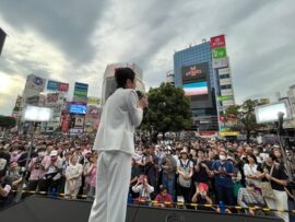 【画像】渋谷で蓮舫演説！押し寄せる観衆にお祭り騒ぎの熱気！→ほとんど関係ない通行人でした※その構図を撮りたい者たちの姿もｗｗｗ