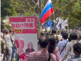 【悲報】反ワク謎のデモ行進　ロシア国旗が掲げられる