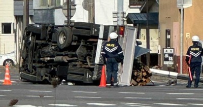 【速報】トラック横転の単独事故、新聞記者が事故現場を取材で撮影→激昂した運転手が新聞記事をボコボコにする