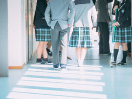 【これも学び】自主活動団体、学校で「片栗粉と水でつくった『血』を垂らした生理用品」を男子高校生に着用させ感想を求める