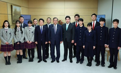 石破首相、高校生から政策提言されてイライラで笑顔なし「ウケること言いたがるよね『税金はまける、福祉は充実させる、公共事業をやる』みたいな」