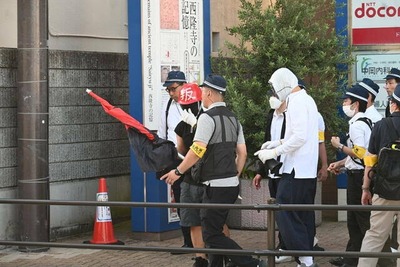 【安倍氏銃撃現場】赤いヘルメットをかぶり「安倍晋三の追悼を許さない」叫び自殺しようとするパヨク出現 　県警が確保