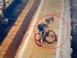 【悲報】世界よ、これが韓国だ！ 飛び降り自殺の瞬間、助けずにカバンをパクって逃げた男を逮捕