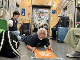【画像】韓国でも有名な極悪障害者団体「全障連」、日本上陸！地下鉄で好き放題暴れている模様