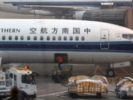 【速報】中国人乗客「安全な飛行を祈って」、旅客機のエンジンに硬貨を投げ入れる