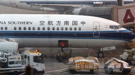 【速報】中国人乗客「安全な飛行を祈って」、旅客機のエンジンに硬貨を投げ入れる