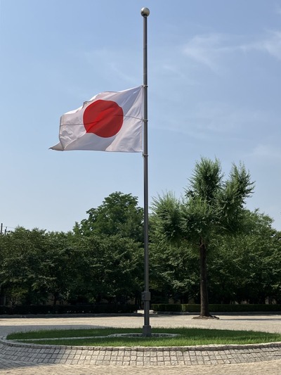 【速報】在中国日本大使館が半旗を掲げていると話題