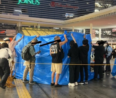 【悲報】横浜駅近くで若い女性が飛び降り。通行人の女性3人組の1人が巻き込まれ、いずれも心肺停止重体「現場は地獄」