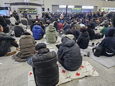 【韓国旅客機事故】寝泊まりする遺族ら「今後このような事故が再び起きないように・・・ではお休みなさい」